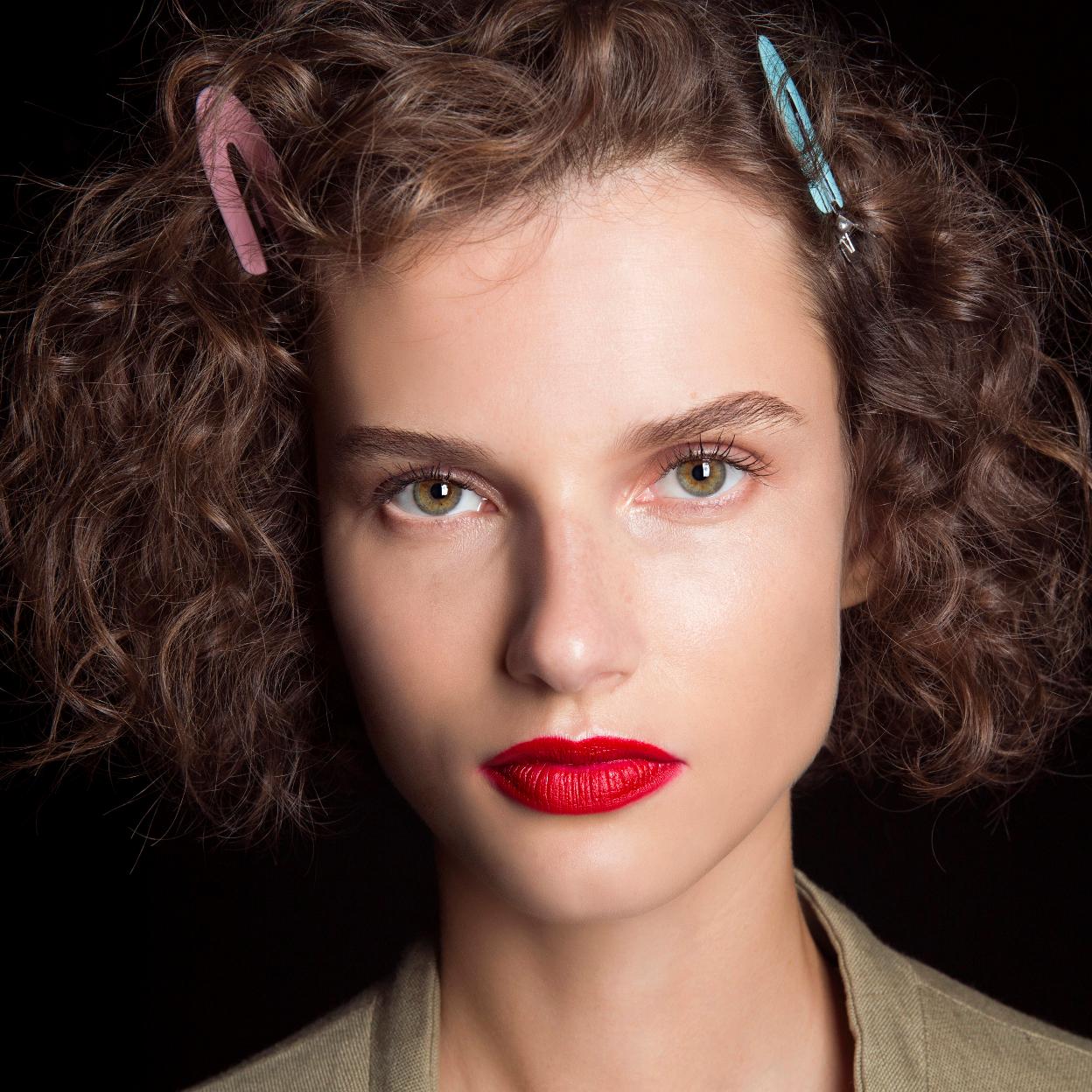 Limpieza facial eficaz: pincha en la imagen para descubrir los mejores desmaquillantes que frenan el envejecimiento y eliminan la suciedad al instante.