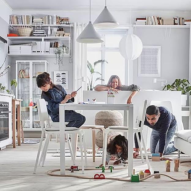 Imagen principal - La mesa Lanenberg pasa de 139 a 95 euros en el IKEA de Barakaldo por un ligero roce en una esquina apenas visible