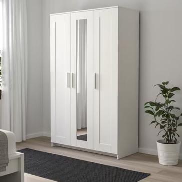 Imagen secundaria 1 - El armario BRIMNES de IKEA pasa de 149 a 99 euros en el centro de Sevilla por un pequeño golpe en la parte delantera.