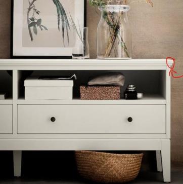 Imagen secundaria 1 - El mueble de televisión IDANÄS pasa de 199 a 109 por este pequeño arañazo en la esquina superior derecha. En el IKEA de San Sebastián de los Reyes, en Madrid.