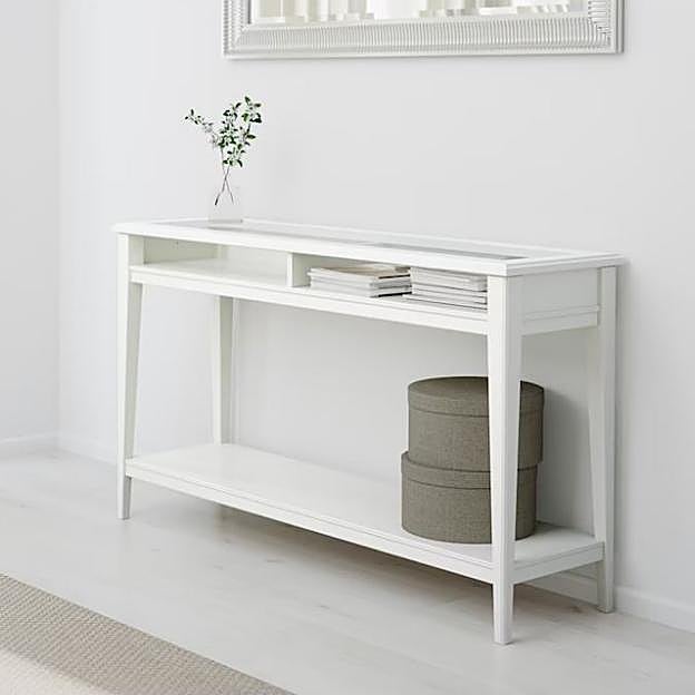 Imagen principal - La elegante consola LIATORP, en madera lacada en blanco y vidrio, tiene un precio de chollo en el IKEA de Valencia por un daño en uno de los paños: pasa de 498 a 99 euros.