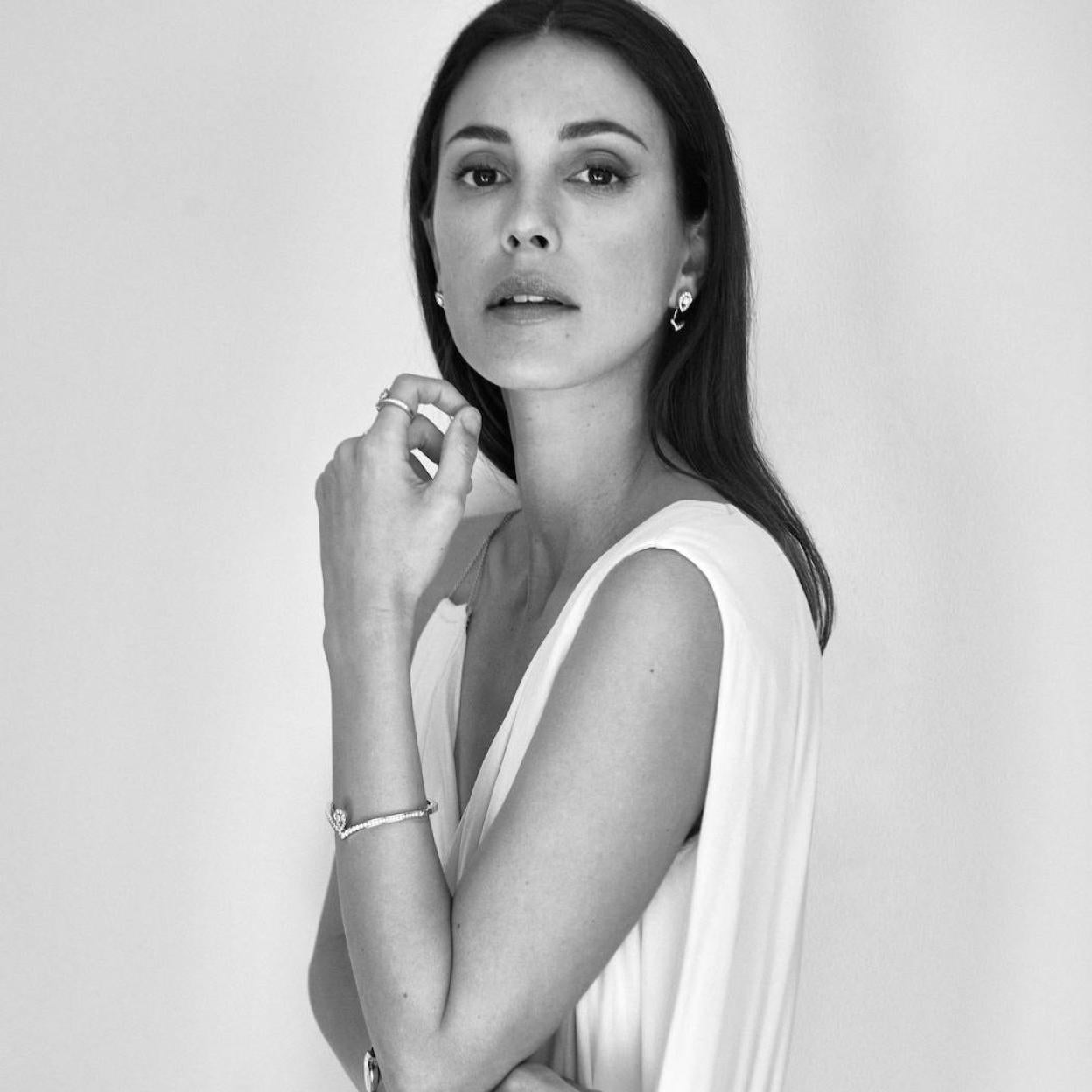 Vestido de Loewe y pendientes, anillo, brazalete y reloj Joséphine Aigrette, de Chaumet. Estilismo: Carla Aguilar. Maquillaje y peluquería: Ricardo Calero. Asistente de estilismo: Paula Carvajal. Asistente de fotografía: Daniel Caparros. 