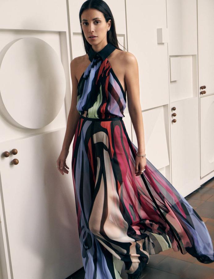 Vestido estampado de Chanel. Brazalete Joséphine Aigrette, pendientes y, en la mano izquierda, anillos Joséphine Aigrette Perles, de Chaumet. En la mano derecha, Joséphine Duo Éternel, también de Chaumet.