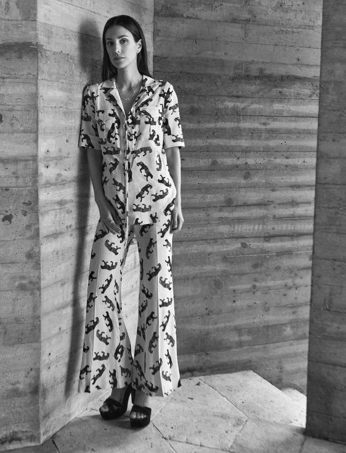 Camisa y pantalón de lino con estampado de tigres, de Pertegaz, y sandalias de plataforma en terciopelo azul, de Jimmy Choo. Anillo, pendientes y collar Joséphine Ronde dAigrettes de Chaumet.