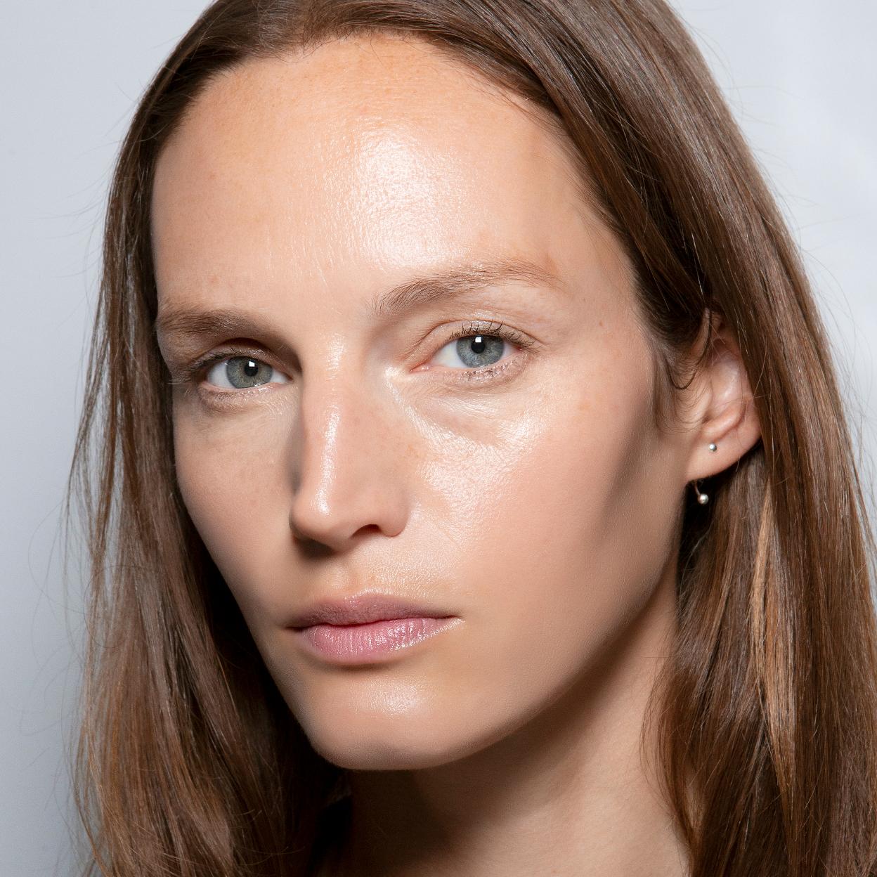 Pincha en la foto para ver qué activos antiedad deben llevar las cremas hidratantes más eficaces contra la pérdida de firmeza a partir de los 40