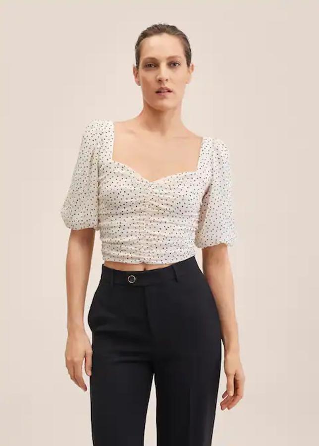 Blusa de gasa con mangas abullonadas (25,99 euros).
