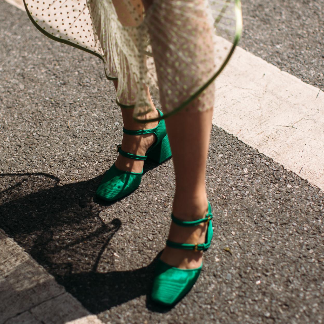 Pincha en la imagen para ver los zapatos tendencia que ya están en Zara y Stradivarius y que arrasan en el street style.