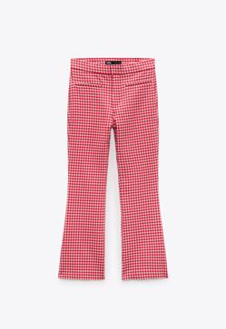 Imagen secundaria 2 - El pantalón que necesitas para elevar todos tus looks de primavera está aquí. Pantalón flare con estampado de cuadros vichy en blanco y rojo de Zara (22,99 euros) 