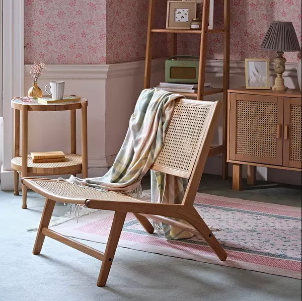 El sillón lounge de ratán y madera natural más barato que hemos encontrado, y también el que más rápido se agota, es este de Primark Home, disponible también en negro, que cuesta 100 euros.