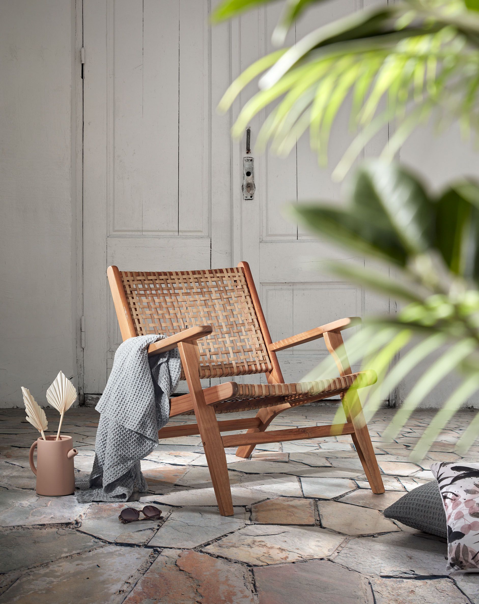 En madera maciza de acacia y ratán sintético trenzado, este sillón lounge de Kave Home (279 euros) es un acierto seguro para vestir tu casa esta primavera.