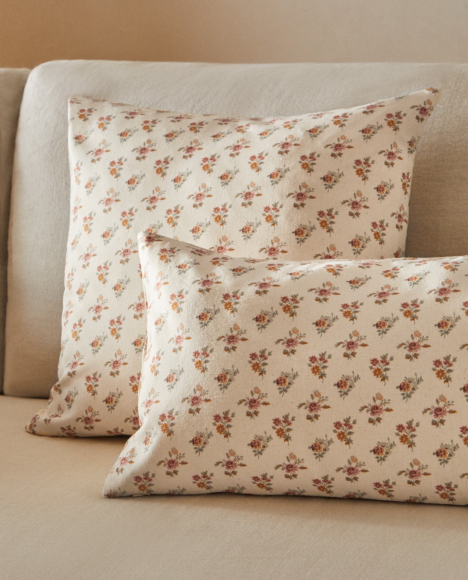 Y hablando de prints que nunca fallan, nos quedamos con estos románticos cojines de flores de Zara Home, que cuestan 9.99 euros.