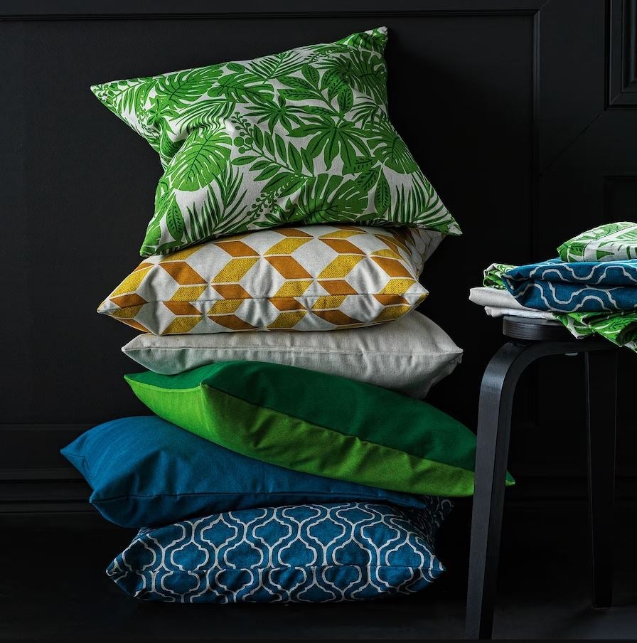 Eso sí, el catálogo de estampados y colores vivos de IKEA es muy amplio, y encontramos fundas de cojines tan llamativas y perfectas para vestir de primavera tu salón o el dormitorio desde 5 euros.