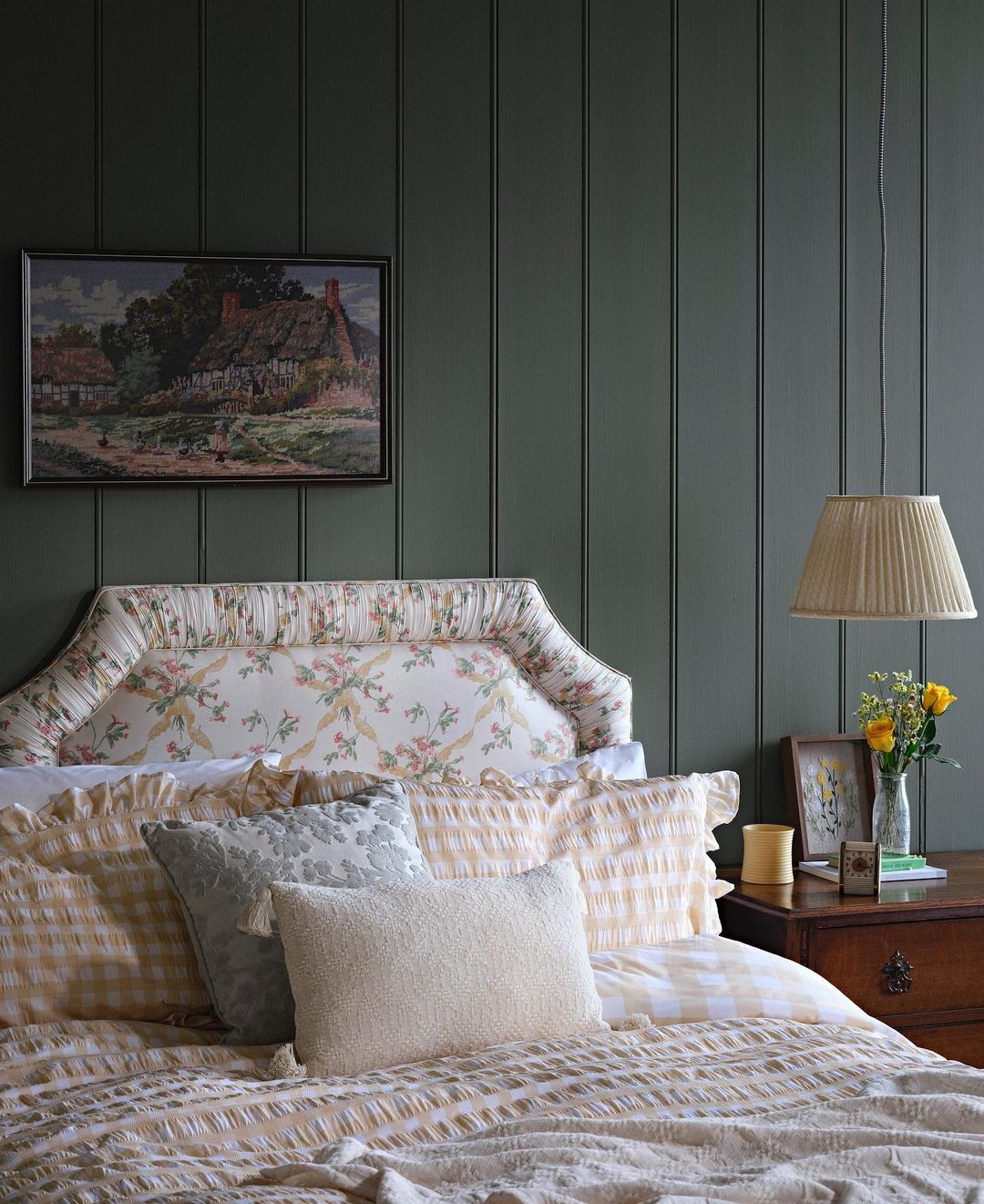 La tendencia cottage, con un estilo que fusiona el rústico con toques románticos, llega a Primark Home con estos cojines de algodón orgánico en los que encontramos diferentes texturas, estampados de cuadros vichy o flores. Precio: 8 euros. 