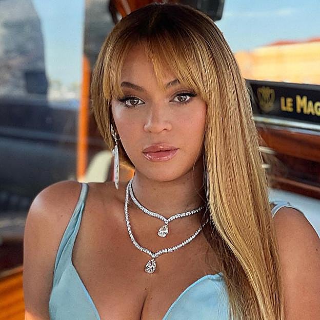 Imagen principal - El flash efecto lifting o el que consigue buena cara al instante: los tratamientos que se hacen las famosas antes de ir a la alfombra roja (y que tú puedes probar)