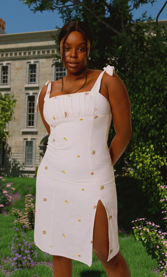 Vestido blanco bordado (39,99 euros).