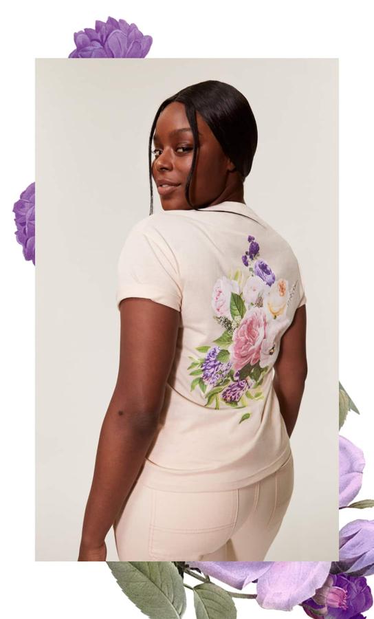 Camiseta con 'print' floral en la espalda (15,99 euros).