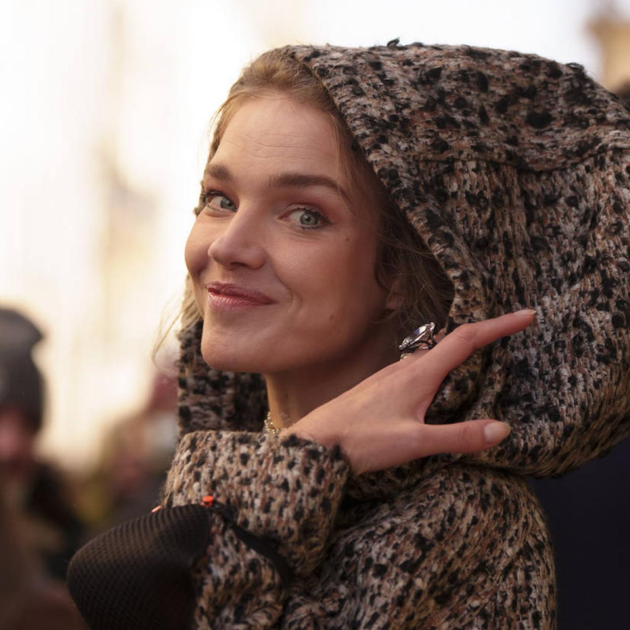 Pincha en la foto para ver bases de maquillaje invisibles y prebases alisadoras, la combinación perfecta para un maquillaje antiedad con efecto buena cara al instante