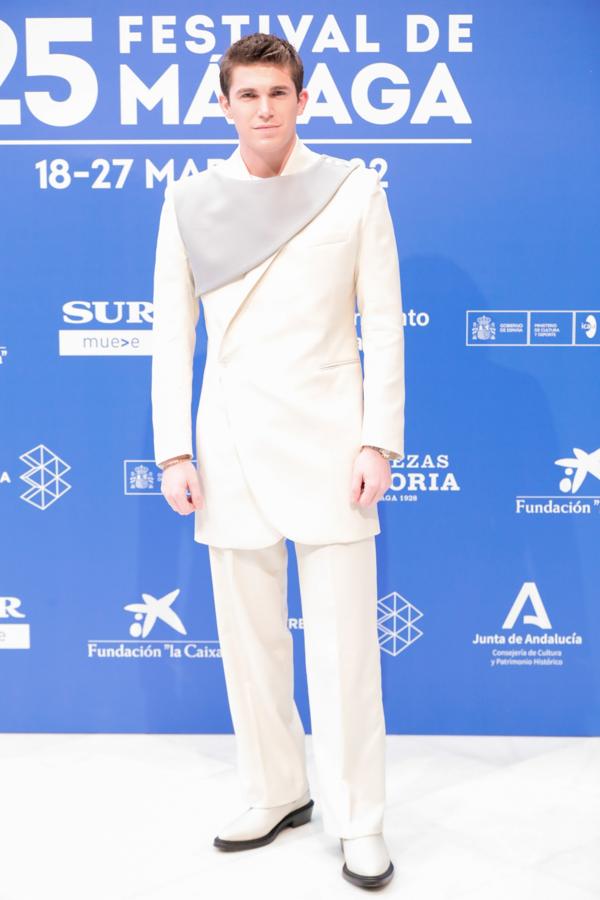 Eric apuesta todo al blanco con un original traje sobre la alfombra roja de Málaga.