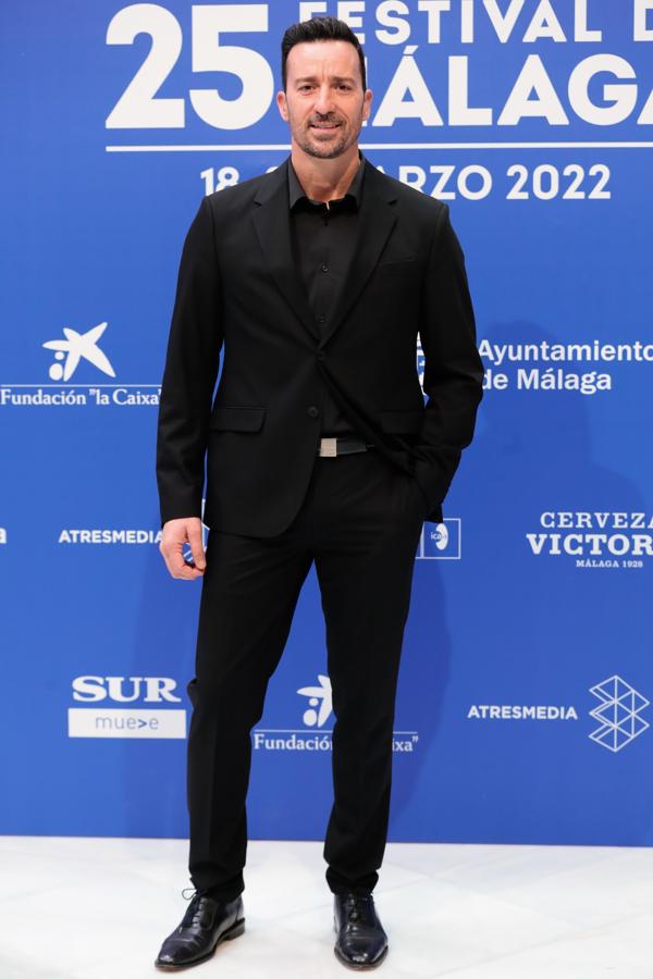 El actor ha apostado por el negro en la ceremonia de clausura del festival cine de Málaga.