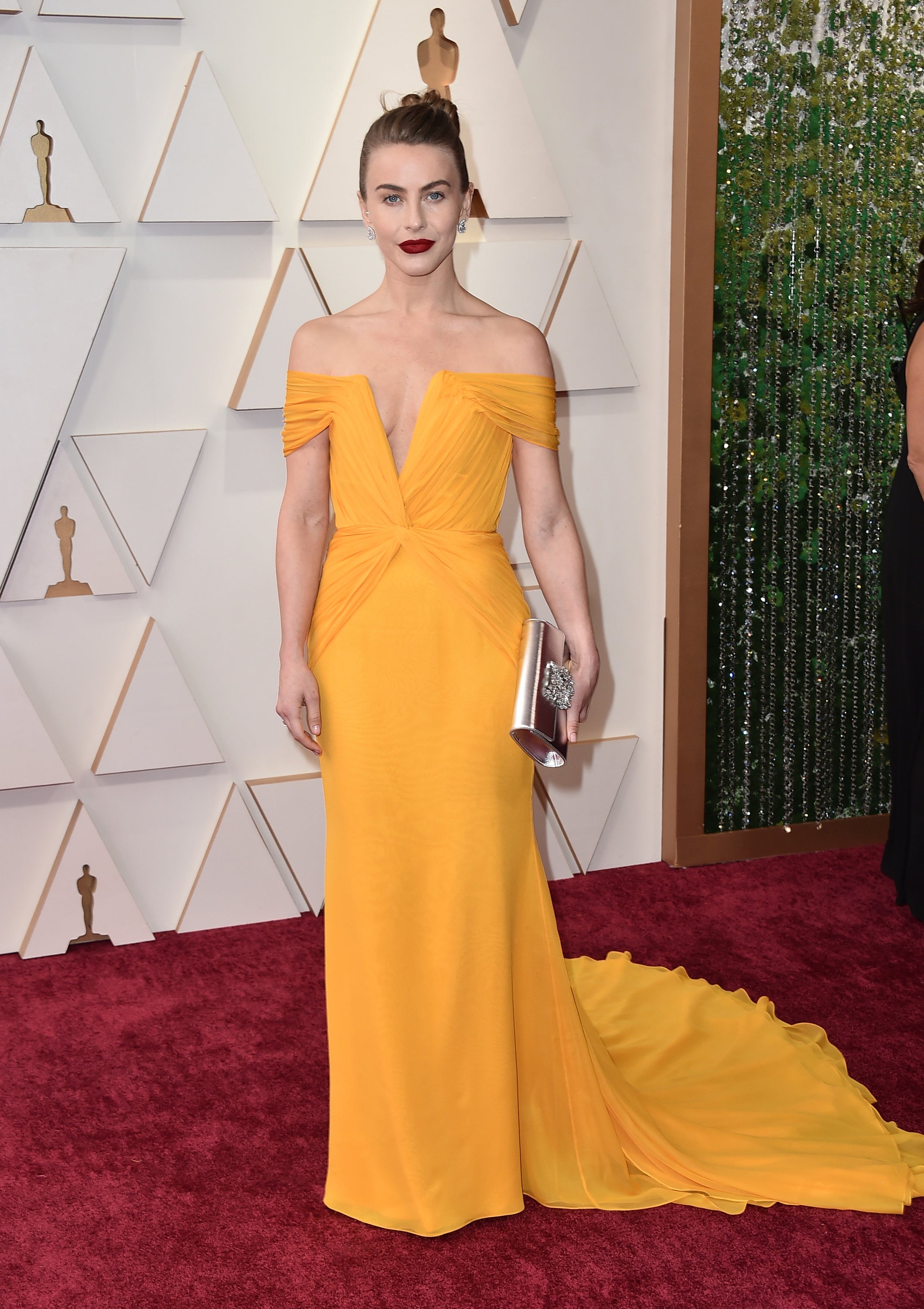 Julianne Hough con vestido amarillo y bolso de Roger Vivier.