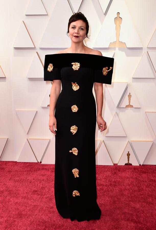 El corte del vestido de la actriz no nos parece espectacular, pero lo peor sin duda son esos adornos dorados. 