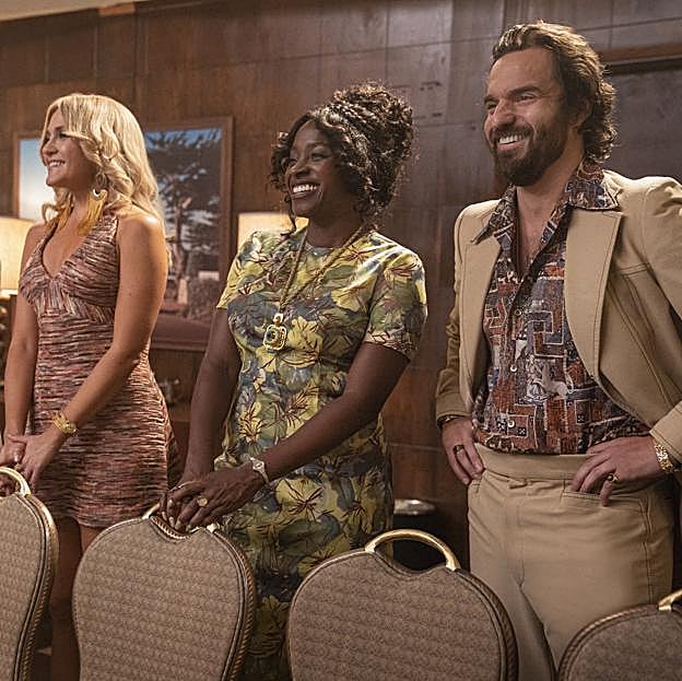 Jessica Lowe, Idara Víctor y Jake Johnson en una imagen de Minx.