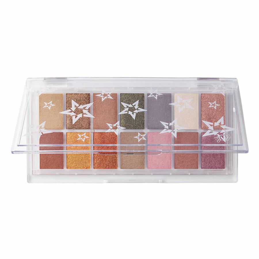 La paleta de sombras “Planet Fanatic” es uno de los básicos de la marca y una opción perfecta para las invitadas que quieren colorido. Catorce tonos que se dividen en colores mate y glitter y con versatilidad para combinarse entre ellos y que se inspiran en los tonos de la tierra. (46,99 euros) 