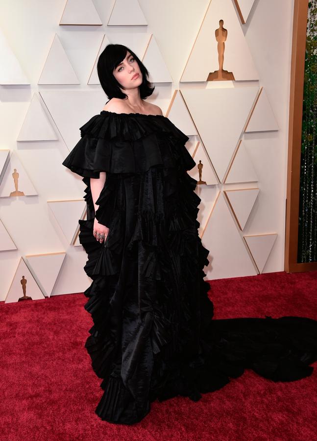 Cabello negro, vestido negro (y repletito de volantes) y cara de estar aburrida. Señoras, aquí llega Billie Eilish.