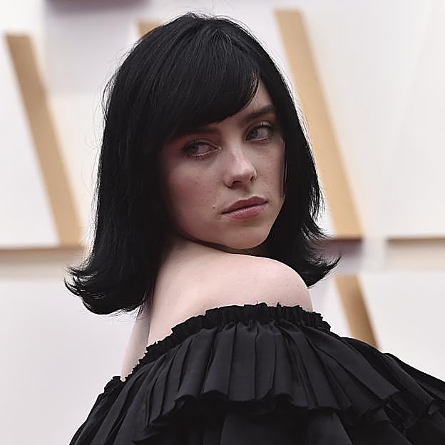 Imagen principal - Los flequillos triunfan en la alfombra roja de los Oscars: así es cómo lo llevan las famosas para conseguir un peinado rejuvenecedor