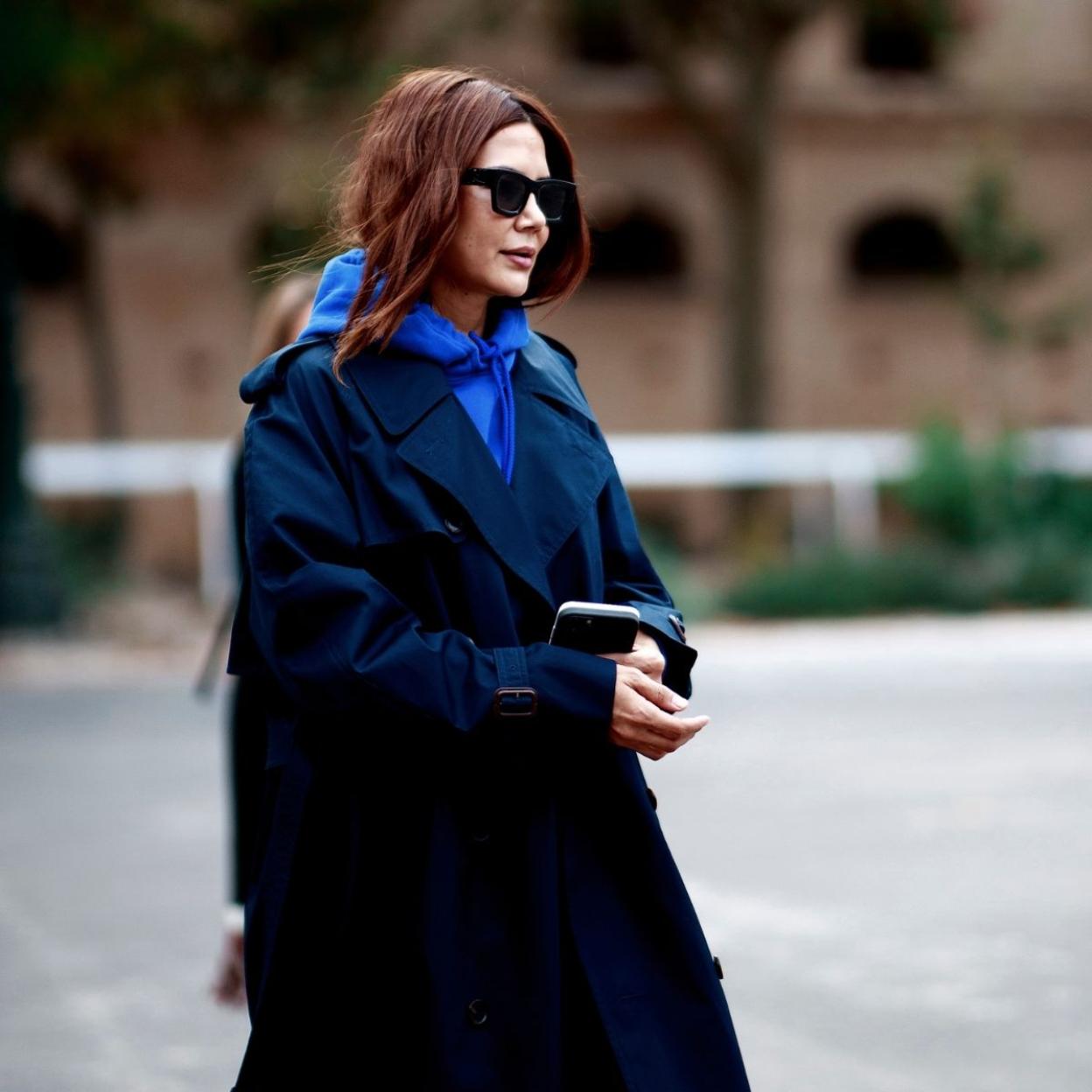 Pincha en al foto para descubrir los jerséis de entretiempo con los que acompañar tus gabardinas favoritas de la temporada.