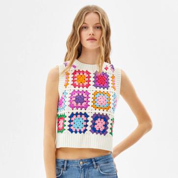 Imagen secundaria 1 - Vestidos, chaquetas, sudaderas, chalecos o conjuntos: estas son las prendas de crochet en tendencia más bonitas con las que arrasarás en primavera