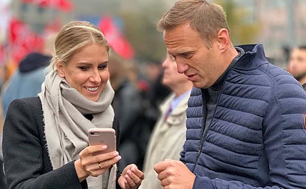 Los opositores Liubov Sobol y Alekséi Navalni, en una protesta en Moscú, en septiembre de 2019
