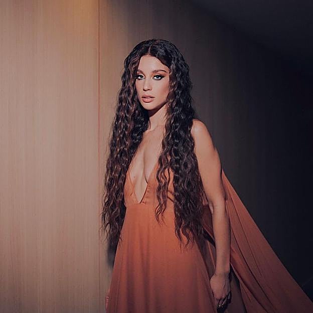 Imagen principal - Por qué todas las famosas llevan extensiones en la alfombra roja: así es el truco rejuvenecedor y fácil de copiar para presumir de pelazo