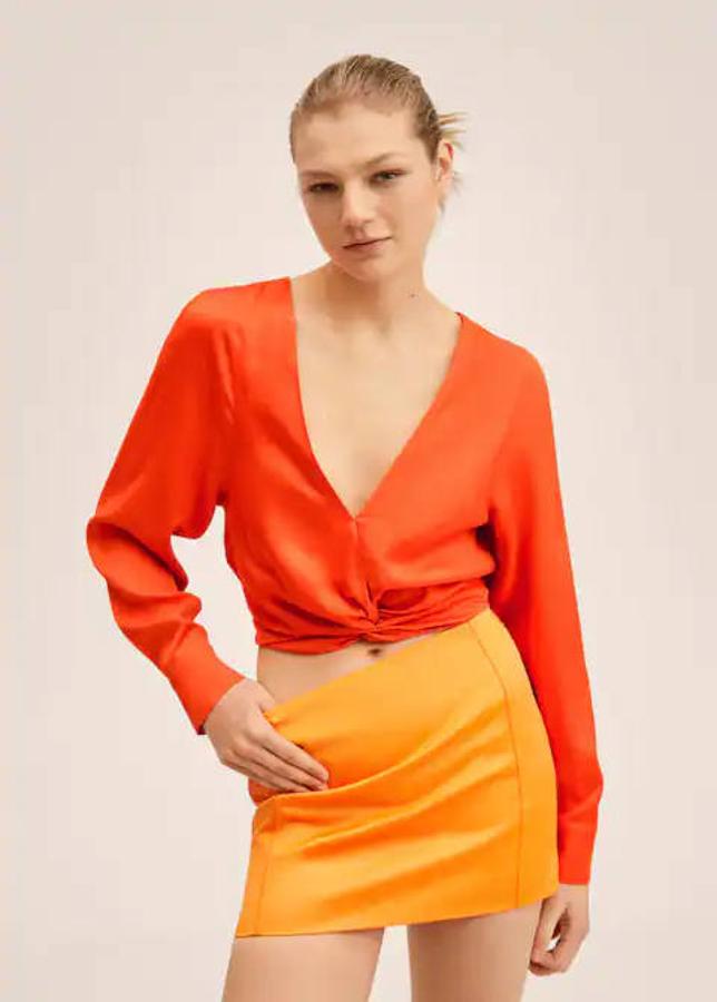 Mango nos trae una blusa de corte crop y acabado satinado. Tiene un diseño recto, un cuello escotado y la manga larga acabada en puños abotonados. Tiene un precio de 29,99 euros.
