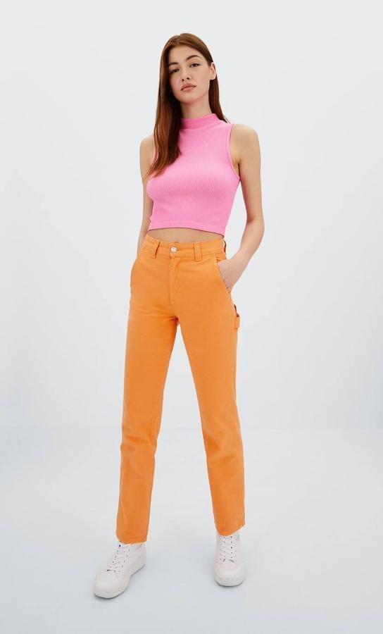 Nuestros pantalones favoritos están en Stradivarius. Se trata de unos vaqueros de tiro medio y pernera recta. Tienen dos bolsillos cuadrados en el frontal. Pueden ser tuyos por 29,99 euros.
