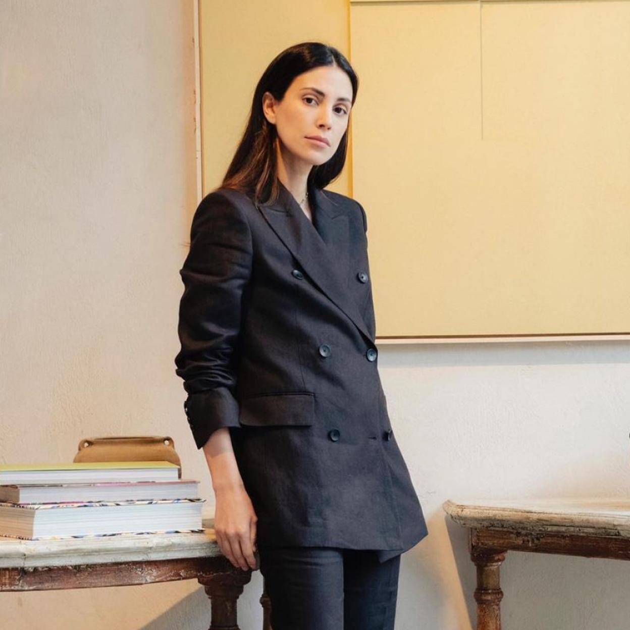 Pincha en la imagen para ver cómo Alessandra de Osma nos descubre el nuevo casual: vestidos vaporosos, colores vivos y pura elegancia.