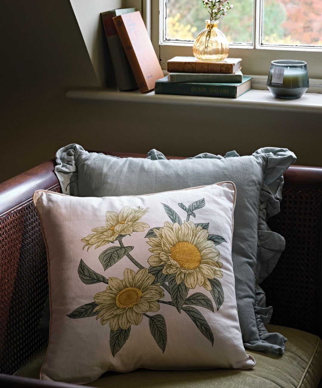 Tenemos obsesión por los cojines, lo reconocemos, pero es que son el comodín perfecto para transformar la decoración de nuestra casa por muy poco dinero. En Primark Home los hay buenos, bonitos y baratos, como este con motivos florales que cuesta 12 euros.