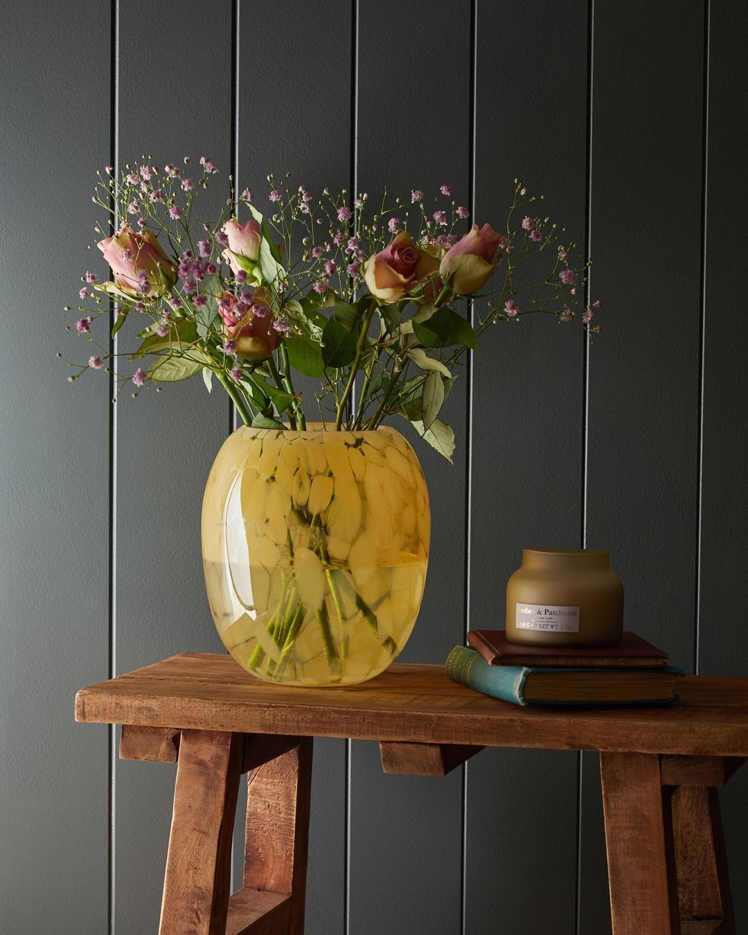 Estamos completamente enamoradas de este florero de vidrio pintado de Primark Home, perfecto para poner una nota de color muy sofisticada en nuestra casa. Cuesta 8 euros.