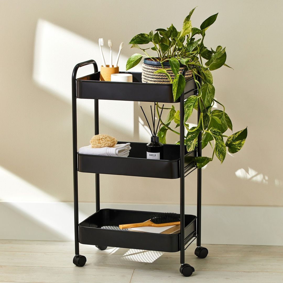 Este carrito auxiliar es un acierto seguro: multiusos y con un diseño que se adapta a cualquier estilo deco, la versión de Primark Home es baratísima (19 euros).