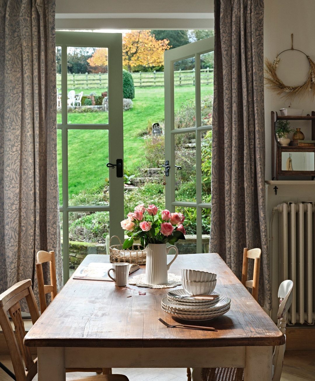 Poner una mesa bonita es un arte, y con las vajillas de Primark Home, además, es baratísimo conseguir una decoración elegante y sofisticada para dejar a nuestros invitados con la boca abierta. Este juego de platos y bowls en cerámica blanca envejecida con bordes dorados está disponible desde 3 euros la pieza.