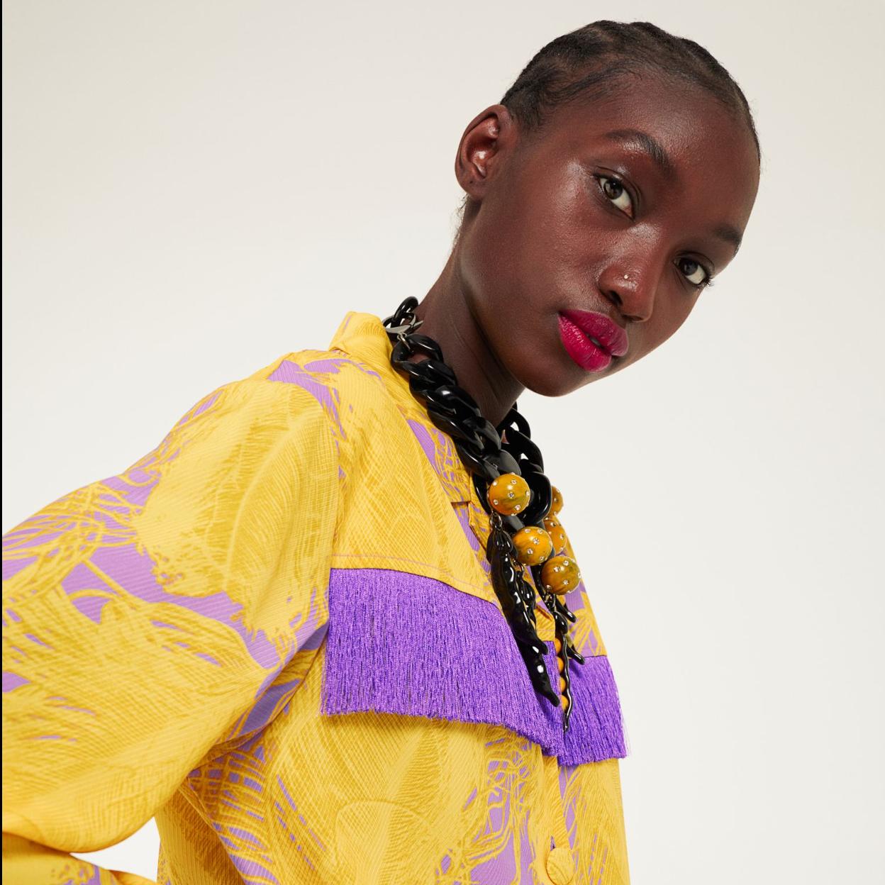 Pincha en la foto para ver las blazers y chaquetas cropped que puedes comprar rebajadas para tus looks de primavera.