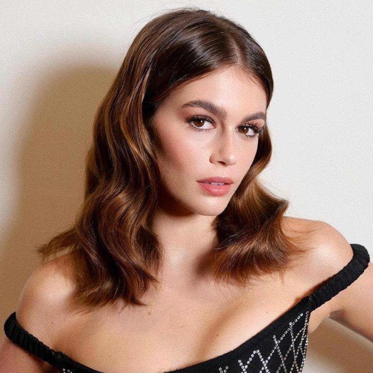 Pincha en la imagen para ver Moño alto con truco: este es el peinado fácil que ha triunfado entre las famosas en la alfombra roja del Festival de Málaga