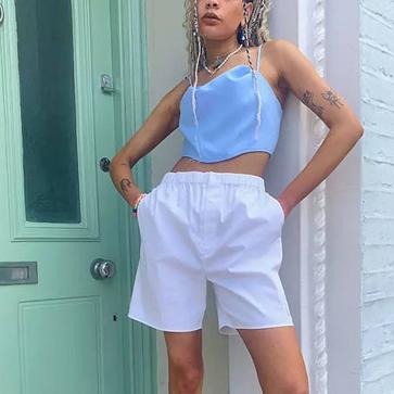 Imagen secundaria 1 - Un top tipo cosé puede transformar por completo tus looks con pantalones