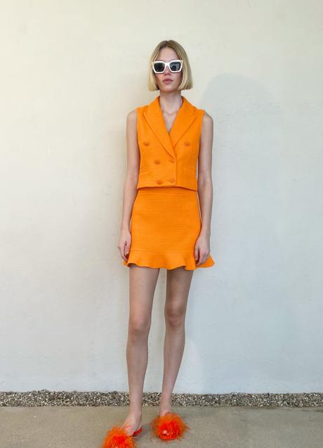 Imagen - Traje naranja de teweed, con chaleco y minifalda, de Zara .