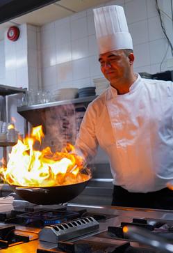 Imagen secundaria 2 - El brownie de rabo de toro, el local y Pepe Sacristán a los fogones de La Rita.