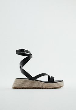 Imagen secundaria 2 - Las alpargatas son el zapato cómodo y chic favorito de las francesas por lo mucho que estilizan y estos son los modelos que llevarás esta primavera