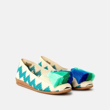 Imagen secundaria 1 - Las alpargatas son el zapato cómodo y chic favorito de las francesas por lo mucho que estilizan y estos son los modelos que llevarás esta primavera