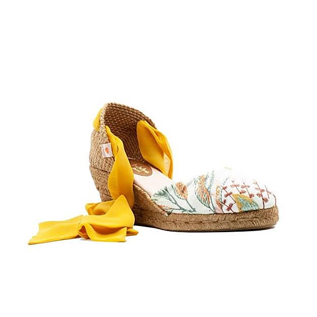 Imagen principal - Las alpargatas son el zapato cómodo y chic favorito de las francesas por lo mucho que estilizan y estos son los modelos que llevarás esta primavera