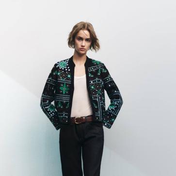 Imagen secundaria 1 - Estas son las bonitas camisas bordadas que vas a llevar como chaquetas con camisetas básicas esta primavera, según las influencers