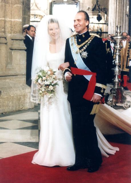Imagen - La infanta Elena llegado al altar del brazo de su padre el rey Juan Carlos.